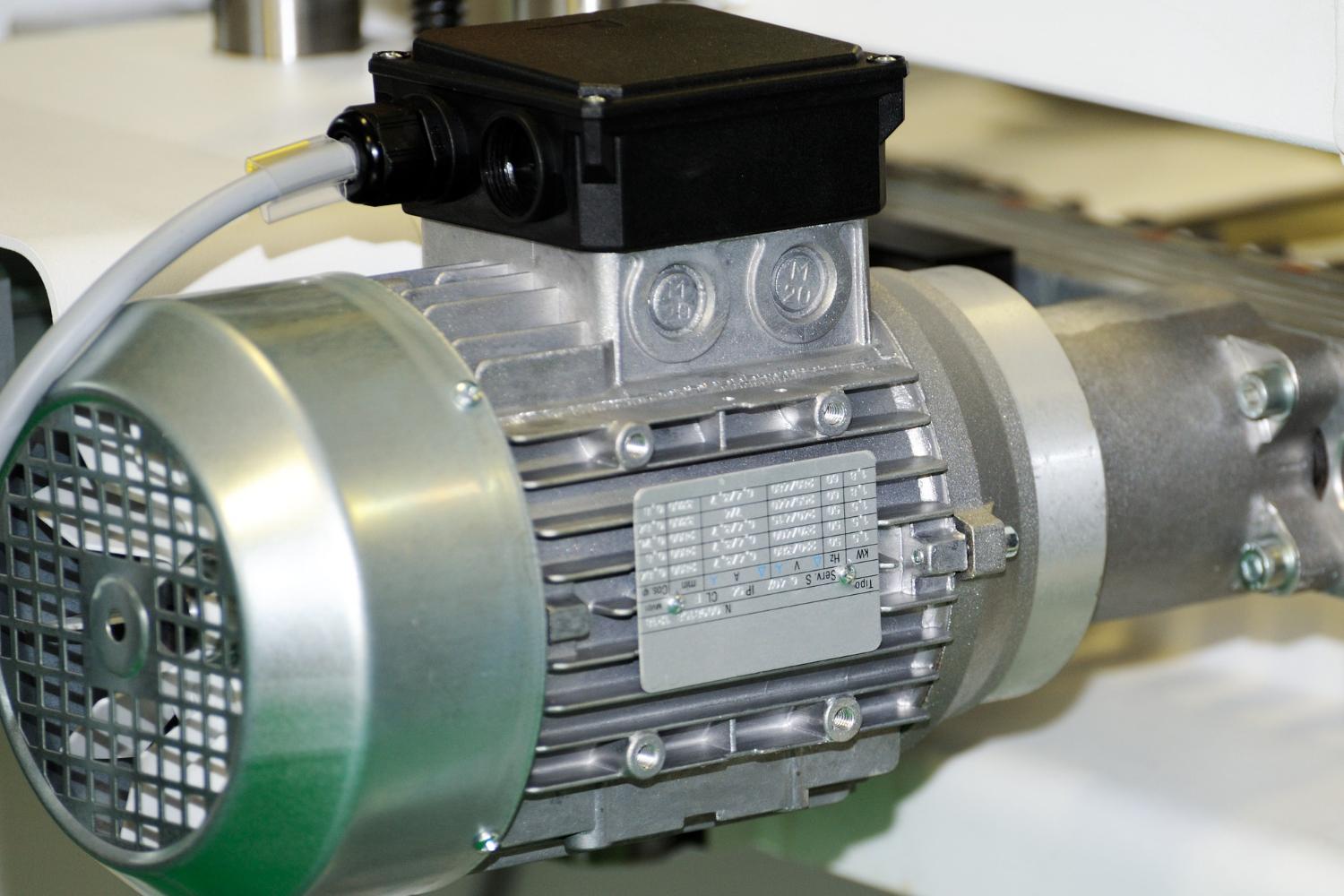 AC motor